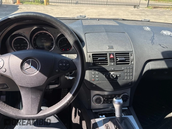 2009 Mercedes-Benz C 300 Sport z VIN WDDGF81X19R071486, wystawiony jako Copart lot #57711575 z przebiegiem 188 430 mil mil oraz Czysty tytuł • Clean title. Historia ofert i sprzedaży dostępna na DreamBid. Obrazek 9.