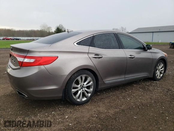 2013 Hyundai Azera z VIN KMHFG4JG7DA216478, wystawiony jako Copart lot #53998885 z przebiegiem 154 277 mil mil oraz Czysty tytuł • Clean title. Historia ofert i sprzedaży dostępna na DreamBid. Obrazek 3.
