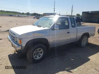 1992 Nissan Frontier SE z VIN 1N6HD16Y8NC358458, wystawiony jako Copart lot #62064905 z przebiegiem 226 678 mil mil oraz Czysty tytuł • Clean title. Historia ofert i sprzedaży dostępna na DreamBid. Obrazek 1.