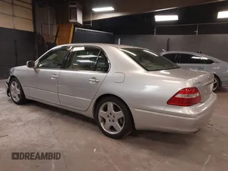 2004 Lexus LS 430 z VIN JTHBN36F840154239, wystawiony jako IAAI lot #42321185 z przebiegiem 117 073 mil mil oraz . Historia ofert i sprzedaży dostępna na DreamBid. Obrazek 3.