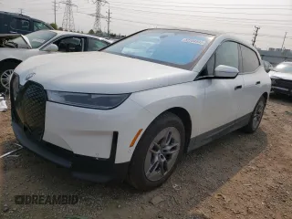 2023 BMW iX xDrive50 z VIN WB523CF03PCL70680, wystawiony jako Copart lot #52704593 z przebiegiem 1621 mil mil oraz . Historia ofert i sprzedaży dostępna na DreamBid. Obrazek 1.