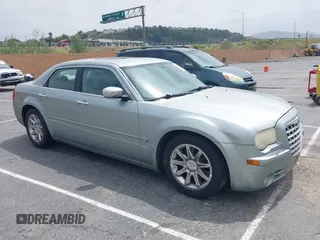 2005 Chrysler 300 C z VIN 2C3JA63H05H552031, wystawiony jako IAAI lot #42420442 z przebiegiem 205 228 mil mil oraz . Historia ofert i sprzedaży dostępna na DreamBid. Obrazek 1.
