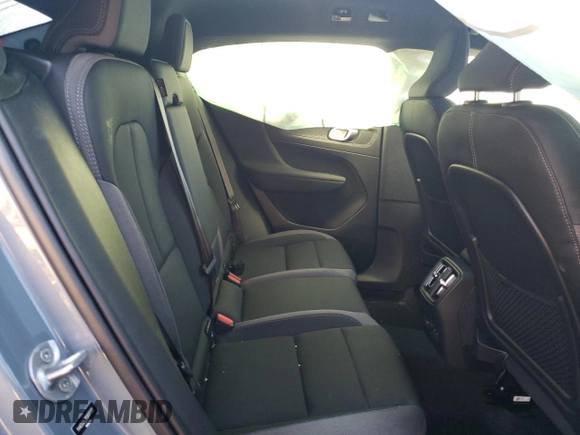 2023 Volvo C40 Plus z VIN YV4ED3GL7P2037232, wystawiony jako Copart lot #37546553 z przebiegiem 1 872 mil mil oraz . Historia ofert i sprzedaży dostępna na DreamBid. Obrazek 11.