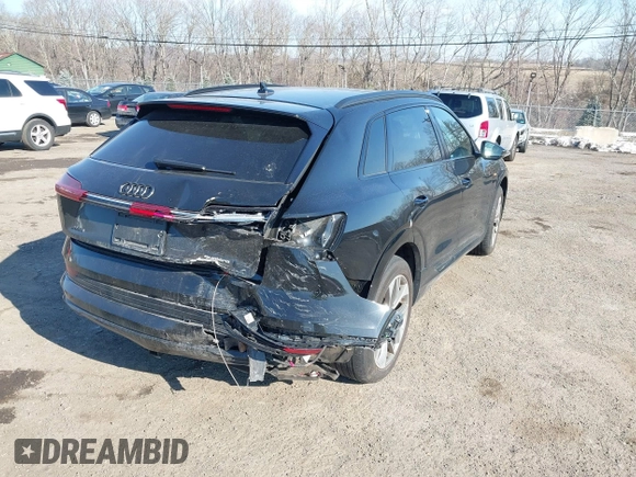 2021 Audi e-tron Premium Plus z VIN WA1LAAGE5MB012022, wystawiony jako IAAI lot #41458134 z przebiegiem 42 137 mil mil oraz . Historia ofert i sprzedaży dostępna na DreamBid. Obrazek 4.