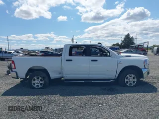2024 Ram 2500 Big Horn z VIN 3C6UR5DL5RG303820, wystawiony jako IAAI lot #42615583 z przebiegiem 14 564 mil mil oraz . Historia ofert i sprzedaży dostępna na DreamBid. Obrazek 14.