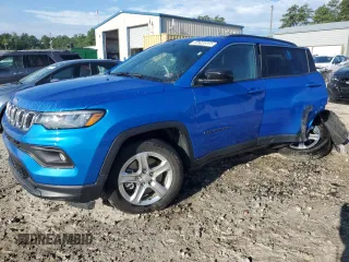 2024 Jeep Compass Latitude z VIN 3C4NJDBN8RT605905, wystawiony jako Copart lot #64246585 z przebiegiem 49 569 mil mil oraz Czysty tytuł • Clean title. Historia ofert i sprzedaży dostępna na DreamBid. Obrazek 1.
