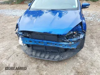 2018 Ford Focus SE z VIN 1FADP3F25JL255840, wystawiony jako IAAI lot #41852913 z przebiegiem 64 010 mil mil oraz . Historia ofert i sprzedaży dostępna na DreamBid. Obrazek 6.
