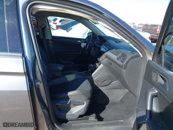 2020 Volkswagen Tiguan SE with VIN 3VV3B7AX6LM017819, listed as a IAAI auction lot 41612776 with 74,576 mi miles. Bid and sale history available at carsss.com. Image 5.