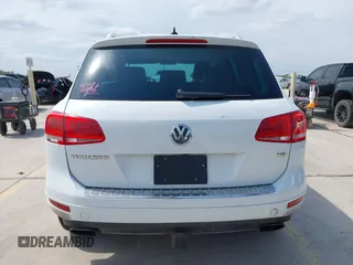 2014 Volkswagen Touareg Sport z VIN WVGEF9BP8ED013755, wystawiony jako IAAI lot #41991936 z przebiegiem 126 912 mil mil oraz . Historia ofert i sprzedaży dostępna na DreamBid. Obrazek 16.