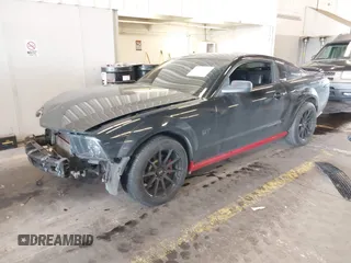 2005 Ford Mustang GT Deluxe z VIN 1ZVFT82H755230869, wystawiony jako IAAI lot #42248327 z przebiegiem 172 116 mil mil oraz . Historia ofert i sprzedaży dostępna na DreamBid. Obrazek 2.