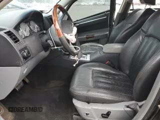 2005 Chrysler 300 C z VIN 2C3JA63H75H570025, wystawiony jako Copart lot #57563115 z przebiegiem 82 181 mil mil oraz Szkoda całkowita • Salvage title. Historia ofert i sprzedaży dostępna na DreamBid. Obrazek 7.
