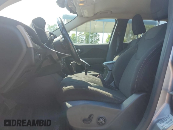 2016 Jeep Cherokee Latitude z VIN 1C4PJLCS9GW161125, wystawiony jako Copart lot #61339145 z przebiegiem 244 966 mil mil oraz Szkoda całkowita • Salvage title. Historia ofert i sprzedaży dostępna na DreamBid. Obrazek 7.