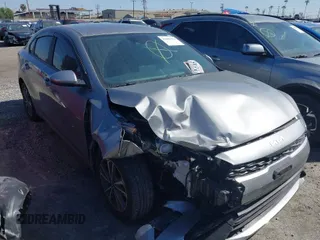2024 Kia Forte LXS z VIN 3KPF24AD2RE736844, wystawiony jako IAAI lot #41807376 z przebiegiem 16 127 mil mil oraz . Historia ofert i sprzedaży dostępna na DreamBid. Obrazek 1.