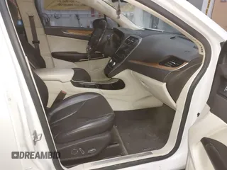 2016 Lincoln MKC Reserve z VIN 5LMTJ3DH6GUJ11160, wystawiony jako IAAI lot #41802010 z przebiegiem 96 861 mil mil oraz . Historia ofert i sprzedaży dostępna na DreamBid. Obrazek 5.
