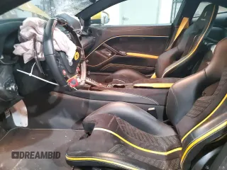 2014 Ferrari F12 z VIN ZFF74UHT5E0203242, wystawiony jako Copart lot #39032483 z przebiegiem 7926 mil mil oraz Szkody całkowita. Historia ofert i sprzedaży dostępna na DreamBid. Obrazek 7.
