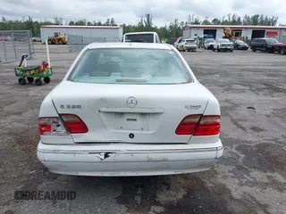 2000 Mercedes-Benz E-Class with VIN WDBJF65JXYB045761, listed as a IAAI auction lot 41952097 with 1 mi miles. Bid and sale history available at carsss.com. Image 17.