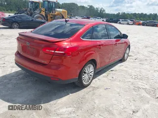 2018 Ford Focus Titanium z VIN 1FADP3J23JL295888, wystawiony jako IAAI lot #42524088 z przebiegiem 108 812 mil mil oraz . Historia ofert i sprzedaży dostępna na DreamBid. Obrazek 4.