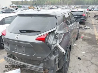 2020 Nissan Kicks SV z VIN 3N1CP5CV9LL519118, wystawiony jako IAAI lot #41899493 z przebiegiem 105 857 mil mil oraz . Historia ofert i sprzedaży dostępna na DreamBid. Obrazek 4.