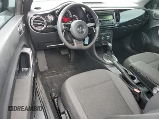 2014 Volkswagen Beetle Entry z VIN 3VWF17AT2EM642942, wystawiony jako Copart lot #60241445 z przebiegiem 70 780 mil mil oraz Szkoda całkowita • Salvage title. Historia ofert i sprzedaży dostępna na DreamBid. Obrazek 8.