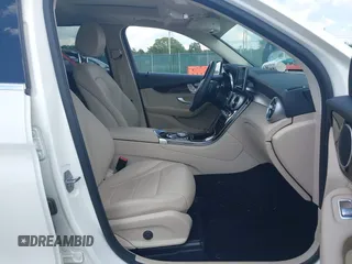 2017 Mercedes-Benz GLC 300 с VIN WDC0G4JBXHF263828, выставлен на аукционе IAAI как лот 42587272 с пробегом 39 275 миль миль и . История ставок и продаж доступна на DreamBid. Изображение 5.