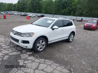 2012 Volkswagen Touareg Sport z VIN WVGEF9BP0CD006506, wystawiony jako IAAI lot #42355432 z przebiegiem 175 346 mil mil oraz . Historia ofert i sprzedaży dostępna na DreamBid. Obrazek 2.