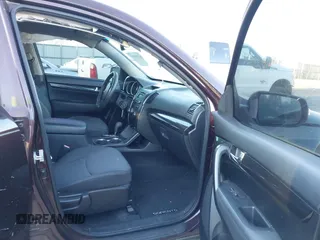 2012 Kia Sorento LX z VIN 5XYKT3A15CG203294, wystawiony jako IAAI lot #41339207 z przebiegiem 122 141 mil mil oraz . Historia ofert i sprzedaży dostępna na DreamBid. Obrazek 5.