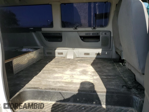 2014 Ford Econoline Passenger XL z VIN 1FBSS3BL1EDA85723, wystawiony jako Copart lot #53297125 z przebiegiem 245 566 mil mil oraz Szkoda całkowita • Salvage title. Historia ofert i sprzedaży dostępna na DreamBid. Obrazek 11.