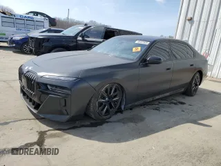 2024 BMW i7 xDrive60 z VIN WBY53EJ07RCR57860, wystawiony jako Copart lot #48497935 z przebiegiem Nie podano mil oraz Szkody całkowita. Historia ofert i sprzedaży dostępna na DreamBid. Obrazek 1.