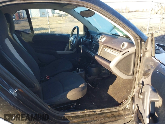 2013 Smart fortwo Pure z VIN WMEEJ3BA5DK703700, wystawiony jako IAAI lot #41431239 z przebiegiem 84 733 mil mil oraz . Historia ofert i sprzedaży dostępna na DreamBid. Obrazek 5.