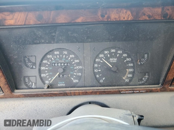 1989 Chrysler LeBaron z VIN 1C3XJ45K0KG251502, wystawiony jako Copart lot #87112404 z przebiegiem 166 445 mil mil oraz Tytuł czysty. Historia ofert i sprzedaży dostępna na DreamBid. Obrazek 9.
