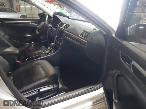 2016 Volkswagen Passat SE z VIN 1VWBT7A37GC027073, wystawiony jako IAAI lot #41073634 z przebiegiem 72 563 mil mil oraz . Historia ofert i sprzedaży dostępna na DreamBid. Obrazek 5.