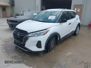 2022 Nissan Kicks S z VIN 3N1CP5BVXNL487512, wystawiony jako IAAI lot #42067716 z przebiegiem 66 236 mil mil oraz . Historia ofert i sprzedaży dostępna na DreamBid. Obrazek 2.