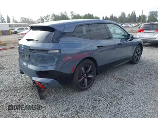 2024 BMW iX xDrive50 z VIN WB523CF08RCN65886, wystawiony jako IAAI lot #42334105 z przebiegiem 37 981 mil mil oraz . Historia ofert i sprzedaży dostępna na DreamBid. Obrazek 4.