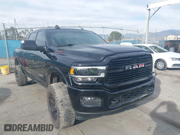 2021 Ram 2500 Laramie z VIN 3C6UR5FL7MG590681, wystawiony jako IAAI lot #41679165 z przebiegiem 28 482 mil mil oraz . Historia ofert i sprzedaży dostępna na DreamBid. Obrazek 1.