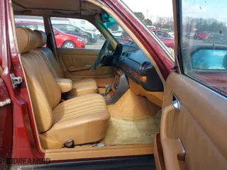 1982 Mercedes-Benz 300 Series 300D-T with VIN WDBAB33A5CB013080, listed as a IAAI auction lot 41734842 with 297,205 mi miles. Bid and sale history available at carsss.com. Image 5.