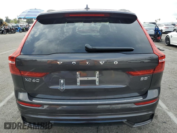 2025 Volvo XC60 Core z VIN YV4M12RJ9S1053702, wystawiony jako Copart lot #51468455 z przebiegiem Nie podano mil oraz Szkoda całkowita • Salvage title. Historia ofert i sprzedaży dostępna na DreamBid. Obrazek 6.
