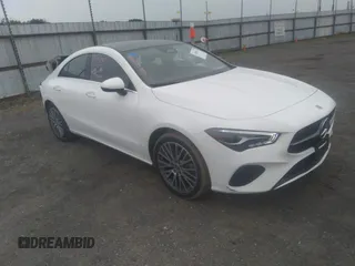 2025 Mercedes-Benz CLA 250 z VIN W1K5J4GB0SN522298, wystawiony jako IAAI lot #42304187 z przebiegiem 20 386 mil mil oraz . Historia ofert i sprzedaży dostępna na DreamBid. Obrazek 1.