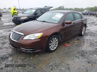 2013 Chrysler 200 Touring z VIN 1C3CCBBG1DN569415, wystawiony jako IAAI lot #42212670 z przebiegiem 125 959 mil mil oraz . Historia ofert i sprzedaży dostępna na DreamBid. Obrazek 17.