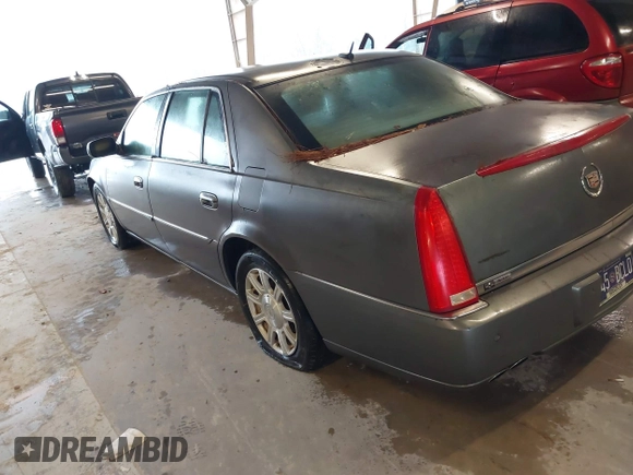 2008 Cadillac DTS 1SA z VIN 1G6KD57Y58U157195, wystawiony jako IAAI lot #41534453 z przebiegiem 199 793 mil mil oraz . Historia ofert i sprzedaży dostępna na DreamBid. Obrazek 3.