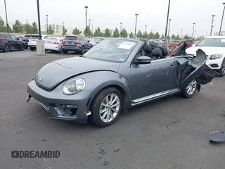2018 Volkswagen Beetle S z VIN 3VW5DAAT3JM506023, wystawiony jako IAAI lot #42414886 z przebiegiem 33 424 mil mil oraz . Historia ofert i sprzedaży dostępna na DreamBid. Obrazek 2.