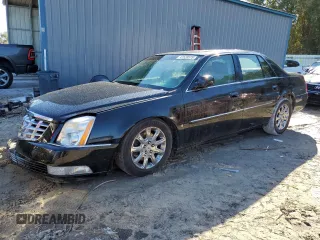 2009 Cadillac DTS 1SA z VIN 1G6KD57Y09U121755, wystawiony jako Copart lot #42520515 z przebiegiem Nie podano mil oraz Szkoda całkowita • Salvage title. Historia ofert i sprzedaży dostępna na DreamBid. Obrazek 1.