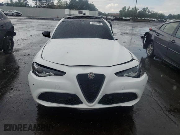 2021 Alfa Romeo Giulia Ti z VIN ZARFANBN1M7648754, wystawiony jako Copart lot #55331525 z przebiegiem Nie podano mil oraz Szkoda całkowita • Salvage title. Historia ofert i sprzedaży dostępna na DreamBid. Obrazek 5.