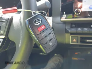 2025 Toyota Camry LE z VIN 4T1DAACK2SU566377, wystawiony jako IAAI lot #41818582 z przebiegiem 1 950 mil mil oraz . Historia ofert i sprzedaży dostępna na DreamBid. Obrazek 11.