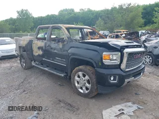 2018 GMC Sierra 2500HD Denali z VIN 1GT12UEY7JF156121, wystawiony jako IAAI lot #42248800 z przebiegiem Nie podano mil oraz . Historia ofert i sprzedaży dostępna na DreamBid. Obrazek 1.