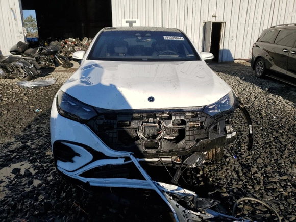 2023 Mercedes-Benz EQE 500 z VIN 4JGGM2CB0PA002097, wystawiony jako Copart lot #81299684 z przebiegiem 6 398 mil mil oraz Szkoda całkowita • Salvage title. Historia ofert i sprzedaży dostępna na DreamBid. Obrazek 5.