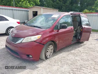 2013 Toyota Sienna XLE AAS z VIN 5TDYK3DC5DS380894, wystawiony jako IAAI lot #42271097 z przebiegiem 145 494 mil mil oraz . Historia ofert i sprzedaży dostępna na DreamBid. Obrazek 18.