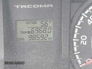 2017 Toyota Tacoma SR z VIN 5TFSX5EN2HX054134, wystawiony jako IAAI lot #42351829 z przebiegiem 98 592 mil mil oraz . Historia ofert i sprzedaży dostępna na DreamBid. Obrazek 16.