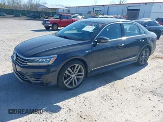 2017 Volkswagen Passat R-Line z VIN 1VWDT7A31HC050245, wystawiony jako IAAI lot #41981476 z przebiegiem 114 246 mil mil oraz . Historia ofert i sprzedaży dostępna na DreamBid. Obrazek 2.
