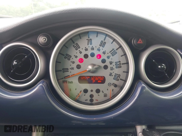 2006 MINI Convertible S z VIN WMWRH33516TL93102, wystawiony jako IAAI lot #42529434 z przebiegiem 123 292 mil mil oraz . Historia ofert i sprzedaży dostępna na DreamBid. Obrazek 7.