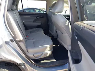 2021 Toyota Highlander XLE with VIN 5TDHZRBH2MS124631, listed as a IAAI auction lot 42660410 with 84,306 mi miles and . Bid and sale history available at DreamBid. Image 8.